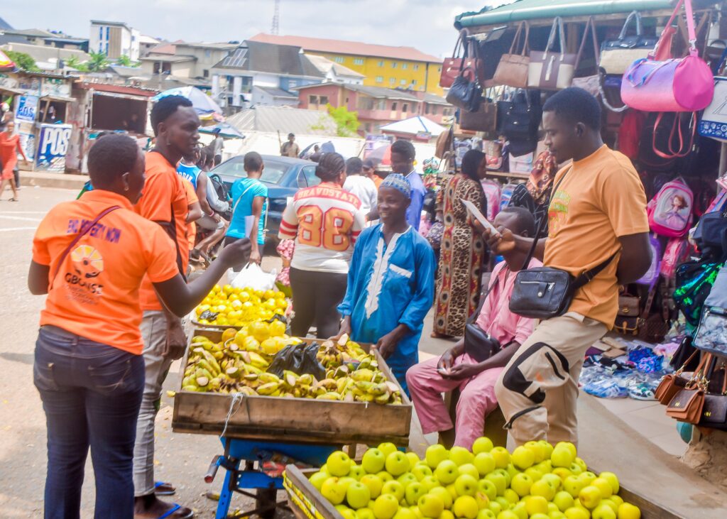 Fruitsellers with Gbonse Foundation officers